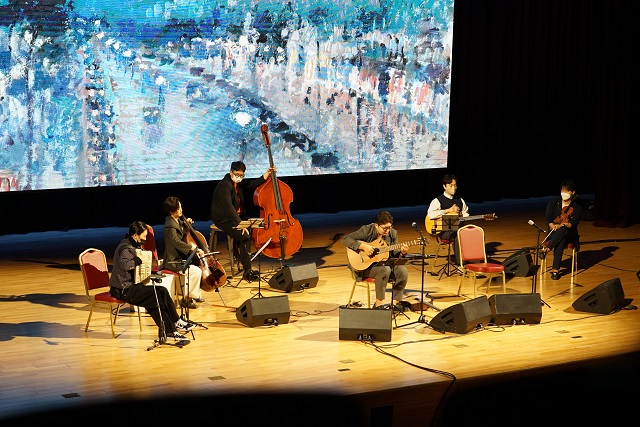 This photo provided by cellist-cum-curator Youn Ji-won shows her lecture concert, a combination of a live concert with lectures on artworks. 