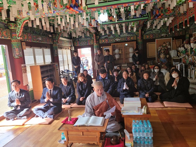 A prayer service was held at Bongsunsa Temple on March 18, 2022 to mourn the death of a Thai worker who died after working at a pig farm in Pocheon for 10 years. (Image courtesy of the Pocheon Social Security Council)