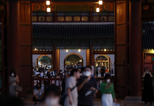 In this undated file photo, visitors look around Gyeongbok Palace, a royal palace from the Joseon Dynasty (1392-1910) in Seoul, during a nighttime tour. (Yonhap)