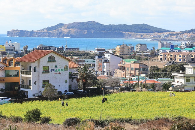 Older People, City Dwellers and High Income Earners Prefer Monthlong Stay on Jeju