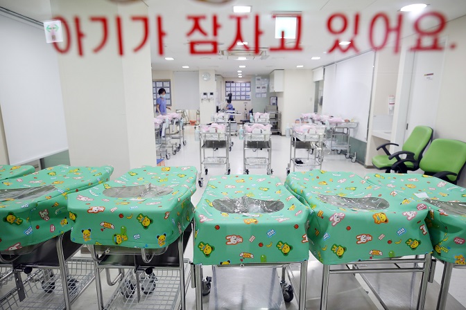 This photo shows the neonatal ward of a hospital in Seoul. (Yonhap)