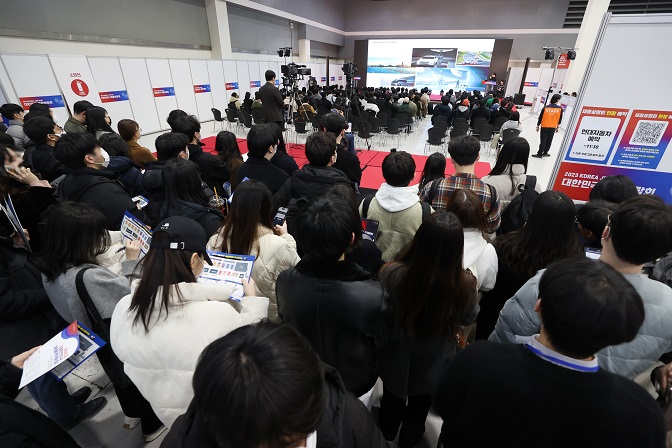 Jobseekers participate at a hiring event in southern Seoul, in this March 2, 2023, file photo. (Yonhap)