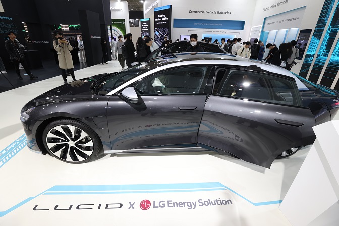 Visitors look around an LG Energy Solution booth at the InterBattery 2023 in Seoul on March 15, 2023. (Yonhap)