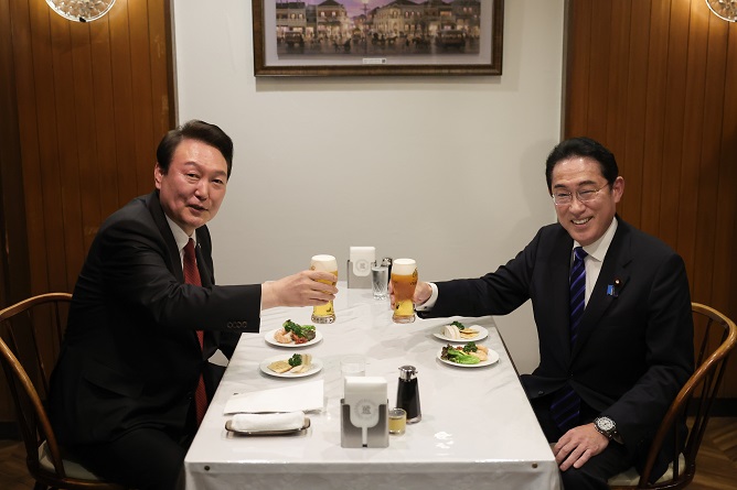 Yoon, Kishida Bond over Drinks at Popular Eatery