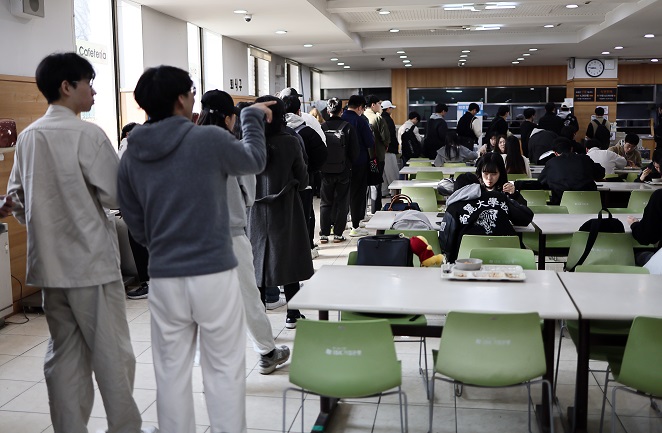 Students line up to eat breakfast sold at 1,000 won ($0.77) at an university in Seoul. (Yonhap)