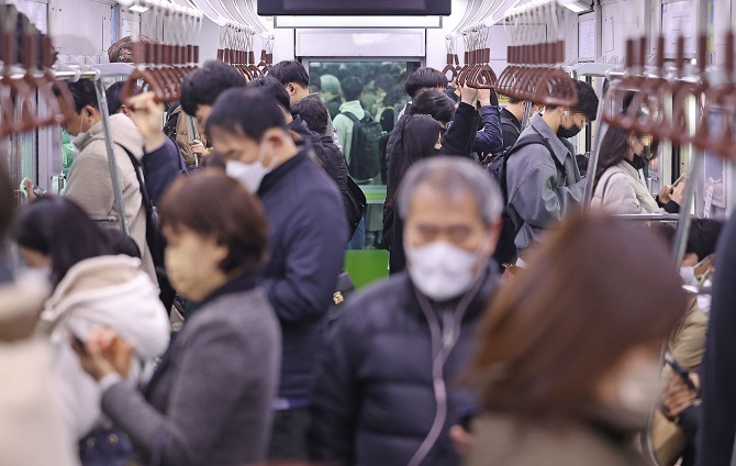 Most Commuters Stick to Mask Wearing Despite Lifting of Mandate on Public Transportation