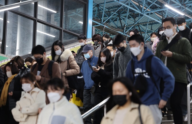 Most passengers remain masked up at Sindorim Station in Seoul on March 20, 2023, the first day the mask mandate is lifted for public transportation. (Yonhap)