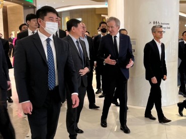 LVMH CEO Bernard Arnault Meets with Department Store Executives over Partnerships