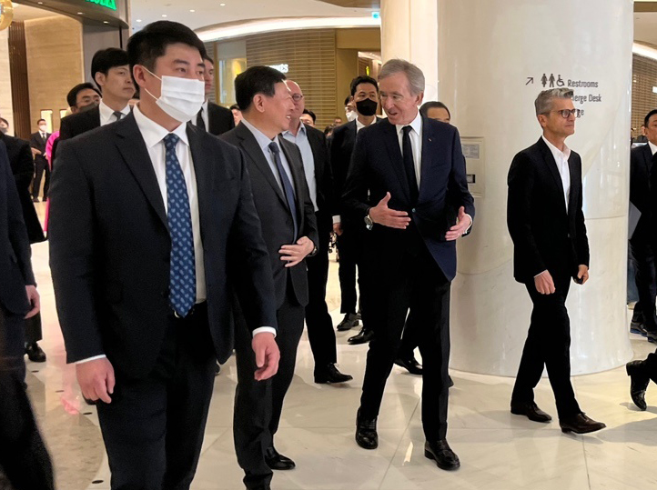 Bernard Arnault, chairman of LVMH Moet Hennessy Louis Vuitton SE, tours around the Lotte Department Store in southern Seoul with Lotte Group Chairman Shin Dong-bin on March 20, 2023. (Yonhap)