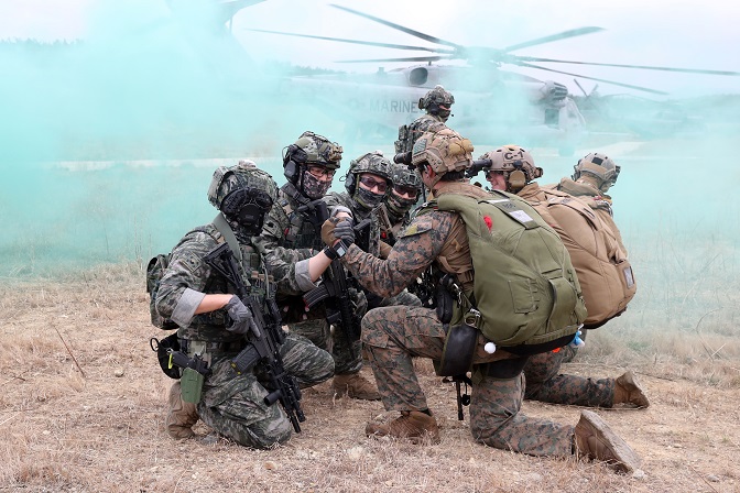 South Korean and U.S. Marines take part in a reconnaissance exercise as part of the ongoing Ssangyong drills in Pohang, 272 kilometers southeast of Seoul, on March 22, 2023. (Yonhap)