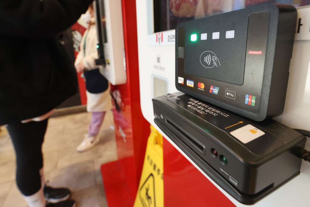 In collaboration with Hyundai Card, Apple is set to introduce Apple Pay, which relies on highly accurate map data to offer merchant information through Apple Maps. The terminal at a fast-food restaurant kiosk shows the Apple Pay logo. (Image courtesy of Yonhap)