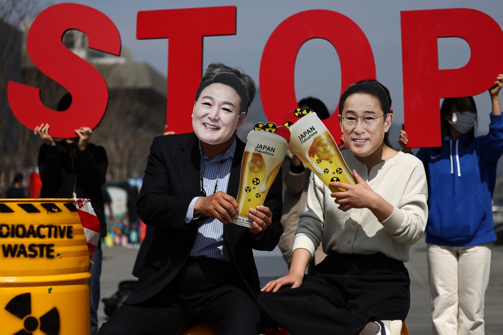 On March 22, in commemoration of World Water Day, members of the civic group 'Asian Citizen's Center for Environment and Health' held a campaign at Gwanghwamun Square in Seoul, South Korea, protesting against the dumping of radioactive contaminated water from Fukushima into the ocean. The group stated that "the ocean is not a nuclear dumping ground," and urged the Yoon administration to heed the will of the vast majority of people and halt Japan's plans to dispose of the contaminated water from the Fukushima nuclear power plant into the ocean.(Image courtesy of Yonhap)