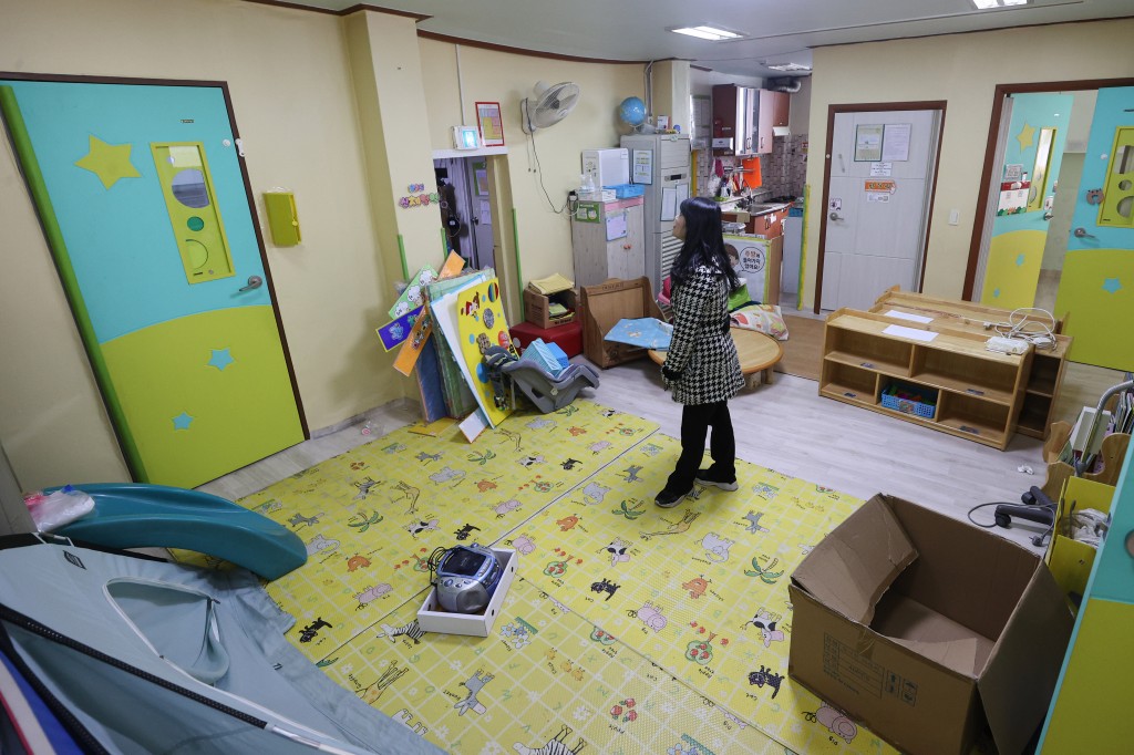 As the number of daycare centers shutting down has surged to 8,000 nationwide over the past four years, the director of a daycare center in Seongnam city, Gyeonggi-Province, Korea, surveys a center that is on the verge of closing down on a day last month. (Image courtesy of Yonhap)