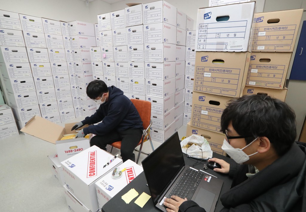 The archive of the Korea Foundation for the Promotion of History in Dong-gu, Daegu, is brimming with academic and personnel records of defunct universities on February 22nd. "At present, 82.7 percent of the library's capacity is utilized, and we urgently require additional space," stated the foundation. According to the Ministry of Education, 20 universities have shuttered since 2000 due to management challenges, and approximately 30 more universities are at risk of closure. (Image courtesy of Yonhap)