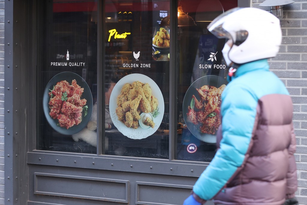 Data released by the Korea Consumer Agency on Feb. 21 revealed that half of the restaurant menus in Seoul are more expensive when ordered for delivery than when eaten at the physical store. The study found that many menus in downtown Seoul, where major delivery platforms are located, have higher prices for delivery compared to in-store dining. (image courtesy of Yonhap)