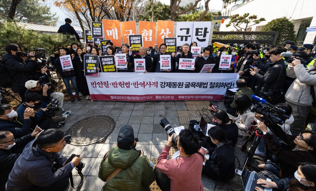 On the morning of March 6th, a day after the government's official announcement of the "third-party reparations" solution for Japanese forced labor disputes, members of the Joint Action for Historical Justice and Peaceful Relations between Korea and Japan staged an emergency protest in front of the Ministry of Foreign Affairs in Jongno-gu, Seoul. Protesters labeled the government's solution for forced mobilization as "a complete victory for the Japanese government, which pays war criminal companies a penny, and the worst diplomatic disaster." They demanded the "withdrawal of the anti-human rights, anti-constitutional, and anti-historical forced mobilization humiliation solution." (Image courtesy of Yonhap) 