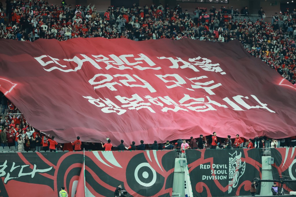 South Korea takes on Uruguay in an exhibition match at the Seoul World Cup Stadium on March 28. Before the start of the first half, the Red Devil supporters unfurl a banner that reads "Hot winter, we were all happy" in reference to the team's progression to the round of 16 at the 2022 World Cup in Qatar. The Korean Football Association (KFA) reportedly issued the controversial pardon decision just before kickoff, drawing further criticism. (Image courtesy of Yonhap)