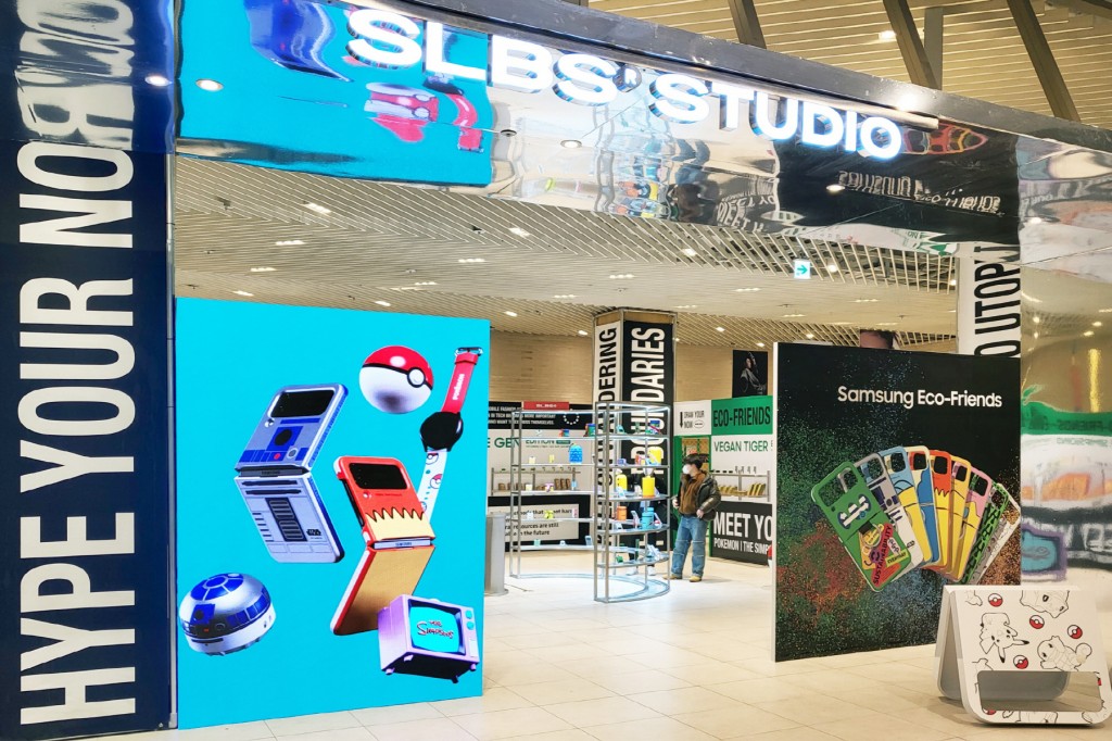 Last month, Samsung Electronics launched a pop-up store named 'SLBS Studio' at The Hyundai Seoul in Yeouido. The store showcases the company's 'Samsung Eco-Friends' accessories, made from eco-friendly materials, to promote sustainability. (Image courtesy of Samsung Elecs/Yonhap)