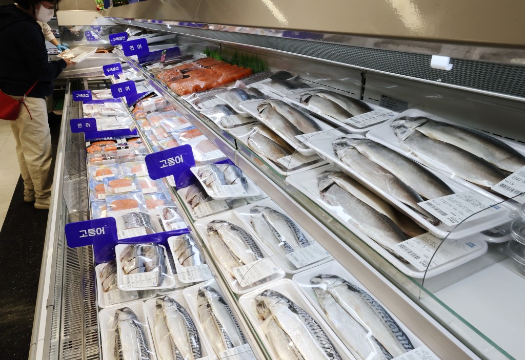 As of 2021, South Korea holds the top rank for annual seafood consumption per capita globally. However, concerns about the discharge of nuclear-contaminated water into the sea raises questions about the safety and health of the seafood consumed by South Koreans. The attached photo depicts the seafood section of a hypermarket in Seoul, captured on the 20th of this month. (Image courtesy of Yonhap)