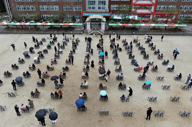 A ceremony marking a new academic term is in process at an elementary school in Daejeon in 2021. (Yonhap)