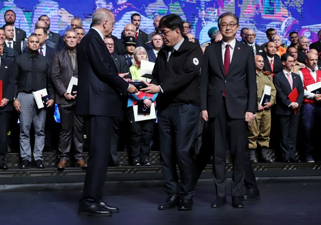 S. Korea’s Relief Team Receives Medal from Turkish President for Quake Response Efforts