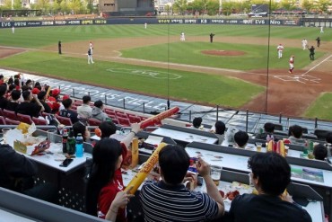 Convenience Stores Scramble as Baseball Stadium Allows Canned Beer