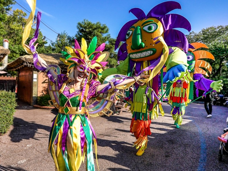 Seoul Land Holds Colorful “Mardi Gras Together!” Carnival Parade