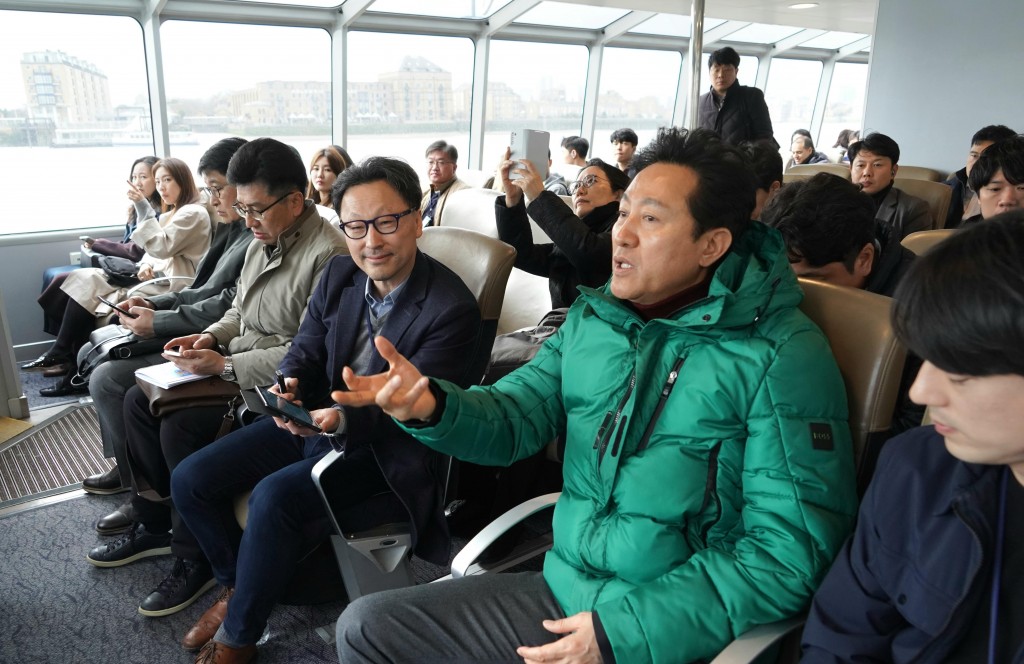 On April 13th (local time), Seoul Mayor Oh Se-hoon experienced the convenience and efficiency of the "river bus" - one of the primary modes of transportation that links East and West London - while cruising along the Thames River in London, England. (Image provided by the Seoul Metropolitan Government)