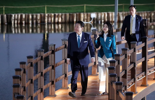 President Yoon Suk Yeol (L) and first lady Kim Keon Hee enter the opening ceremony of the Suncheonman International Garden Expo 2023 in Suncheon, 415 kilometers south of Seoul, on March 31, 2023. (Yonhap)