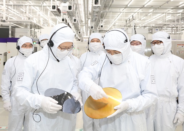 Finance Minister Choo Kyung-ho (R, front) visits Samsung Electronics Co.'s production line in Pyeongtaek, Gyeonggi Province, on April 7, 2023, in this photo provided by the finance ministry.