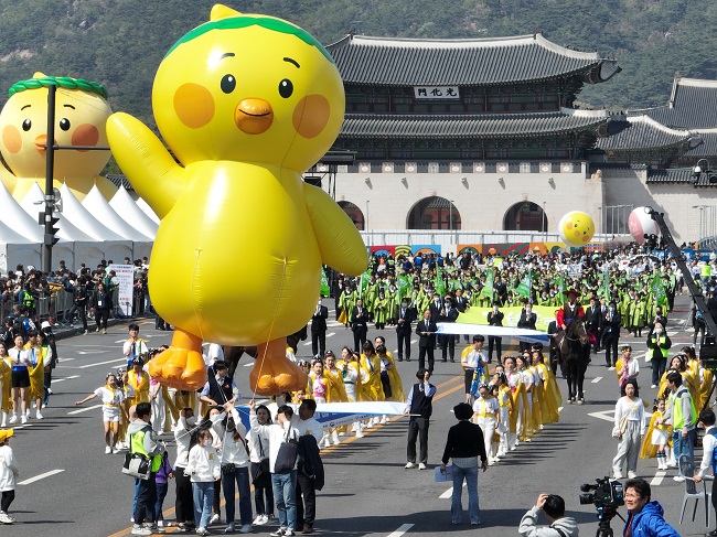 1st Large-scale Easter Parade Takes Place in Central Seoul