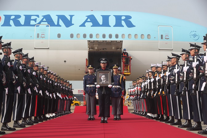 The remains of the late Korean independence fighter Hwang Ki-hwan arrive at Incheon International Airport, west of Seoul, on April 10, 2023, returning home 100 years after he died in New York in 1923. (Pool photo) (Yonhap)