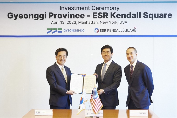 This photo, provided by the provincial government of Gyeonggi Province on April 14, 2023, shows Gyeonggi Gov. Kim Dong-yeon (L) holding an investment ceremony with the head of ESR-Kendall Square in New York on April 13 (local time).