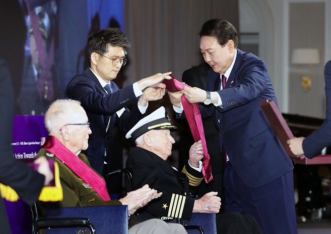 Yoon Awards Highest Military Order to 3 U.S. Veterans of Korean War