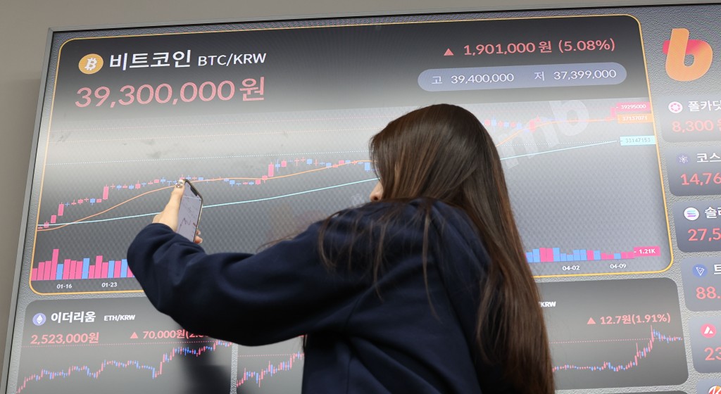 On April 11th, the price of bitcoin in the domestic cryptocurrency market surged 4%, nearly reaching 40 million won. At Bithumb's customer center in Gangnam-gu, Seoul, an electronic board displayed real-time trading prices for cryptocurrencies like bitcoin. (Image courtesy of Yonhap)