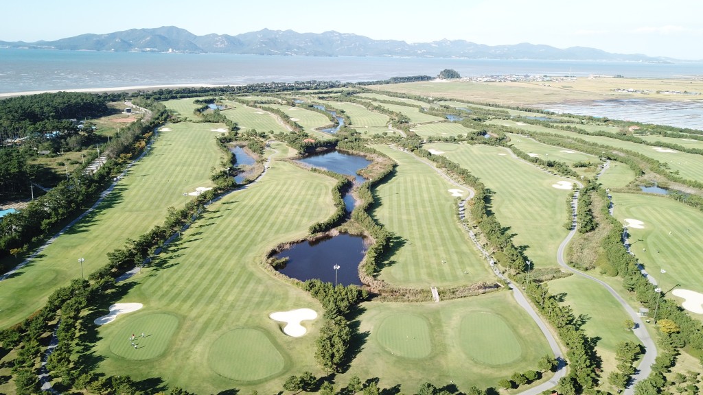 In the previous year, 50.58 million visitors utilized 514 golf courses across the country. The picture shows the Gochang Country Club. (Image courtesy of KGBA)