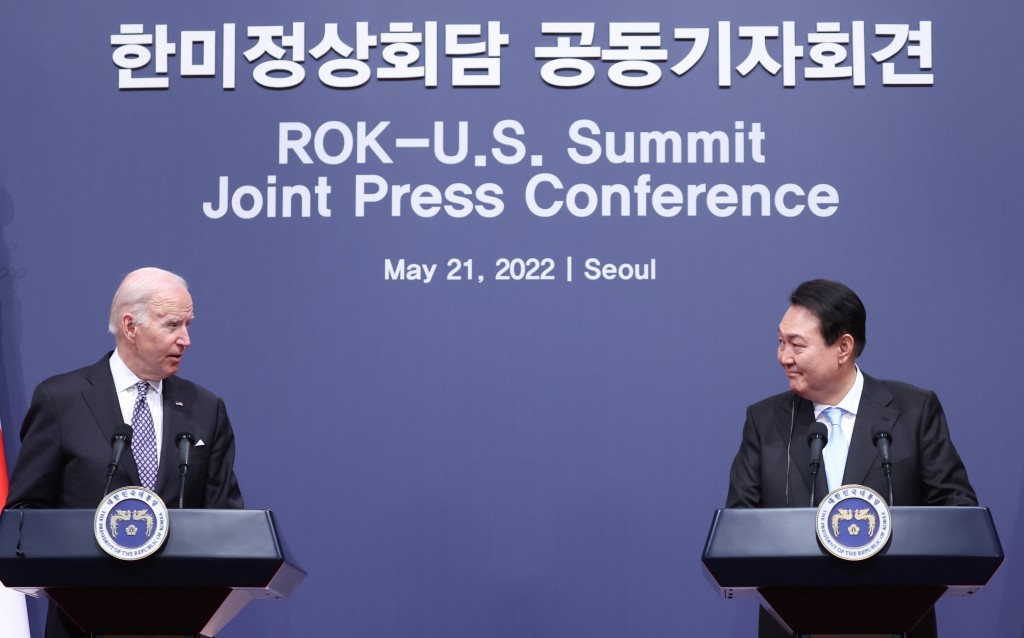 President Yoon Suk-yeol of South Korea and President Joe Biden of the United States exchanged glances during a joint press conference held at the presidential office of Yongsan in Seoul, South Korea on May 21, 2022. (Image courtesy of Yonhap)