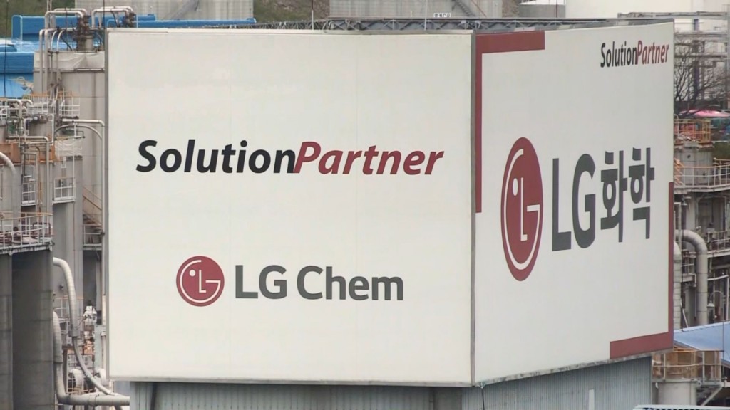 The Korean petrochemical industry has been stuck in a slump, making for a less-than-rosy first-quarter report card. However, LG Chem's operating profit appears to be a bright spot amid the gloom. Although the company's first-quarter operating profit is expected to decline 38.1% year-over-year to 634.6 billion won, it is projected to jump 231.7% quarter-over-quarter from 191.3 billion won. LG Chem's success can be attributed in part to the high proportion of new businesses, such as battery materials, alongside its traditional petrochemical operations. (Image courtesy of Yonhap)