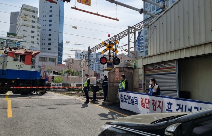 Rail Operator Developing Foldable Level Crossing Barrier to Improve Safety