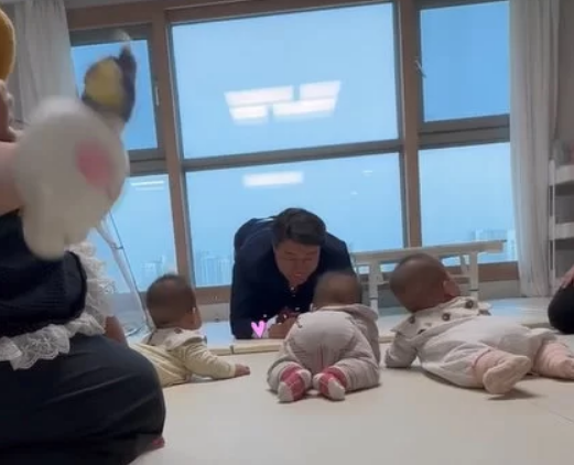 POSCO Chairman Visits First Couple in Korea to Naturally Deliver Quadruplets