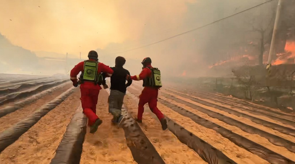 A devastating wildfire broke out on the morning of April 11 in a field located in Nangok-dong, Gangneung, Gangwon Province. The fire raged for over eight hours and caused significant damage before it was finally extinguished. In this photo, Forest Service aerial firefighters can be seen evacuating residents during the blaze. (Image courtesy of Yonhap)
