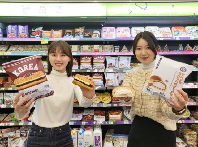 Models pose with "Korea Univ. bread" (L) and "Yonsei Univ. bread" in this photo provided by CU.