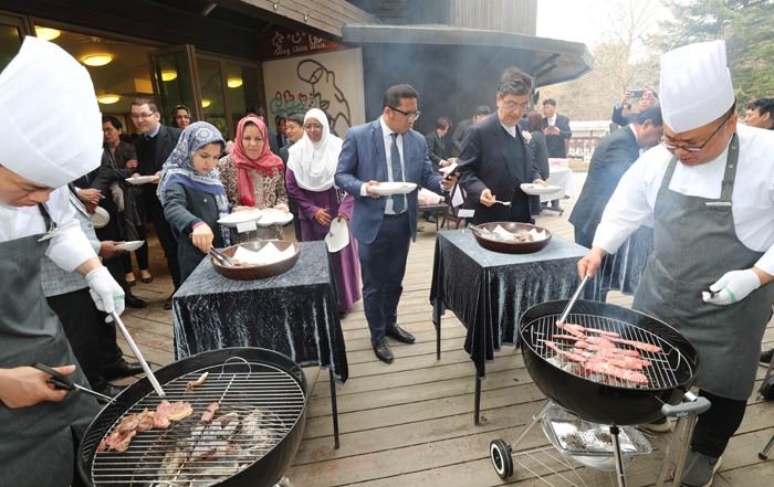 Islamic diplomats stationed in South Korea taste halal-certified Korean beef at an event on Nami Island in Chuncheon, 85 km northeast of Seoul, on April 9, 2019. (Yonhap)