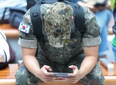 Defense Ministry to Expand Trial Program to Allow Enlistees’ Mobile Phone Use