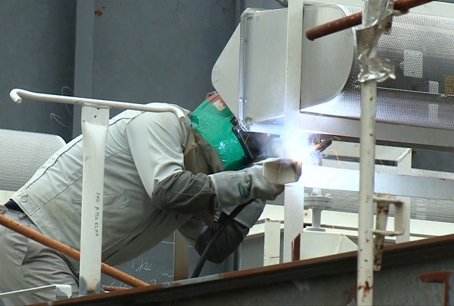 An employee works at a shipyard in this file photo. (Yonhap)