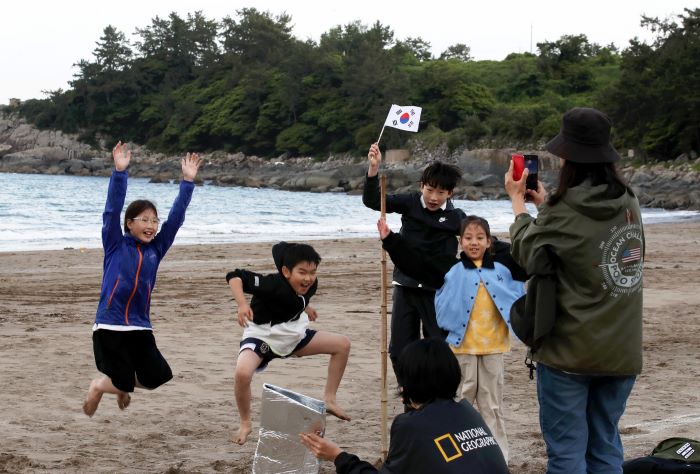 The children who watched Nuri (KSLV-Ⅱ) launch into space are holding a Korean flag and bamboo to express their innocent view of the Nuri launch.