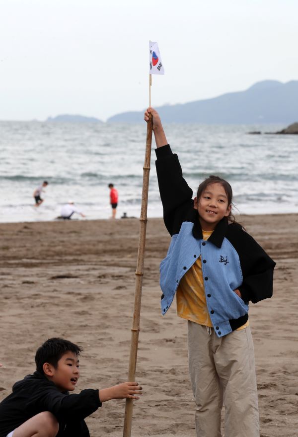 The children who watched Nuri (KSLV-Ⅱ) launch into space are holding a Korean flag and bamboo to express their innocent view of the Nuri launch.