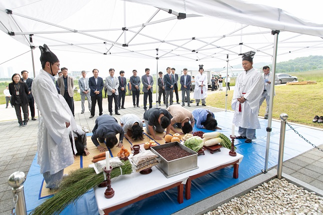 Livestock Research Institute Holds Memorial Ceremony for Livestock Animals