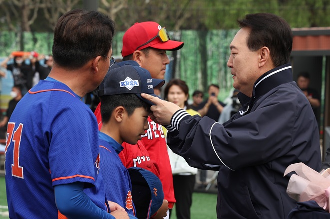Yoon Visits Children’s Baseball Game in Yongsan Park