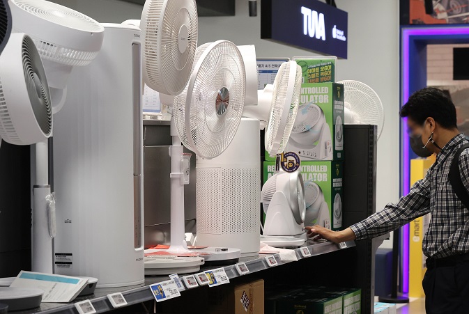 A variety of electric fans are on display at a store in Seoul on May 21, 2023. (Yonhap)